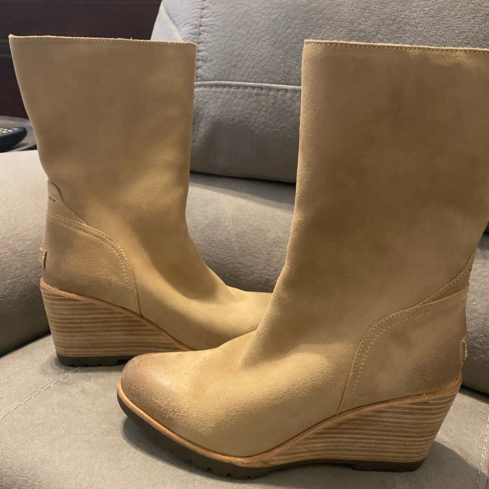 SOREL WEDGE BOOTS. 9.5 LIKE NEW worn once.